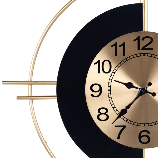 Detailansicht einer modernen Wanduhr aus Metall in Schwarz und Gold mit geometrischem Design.