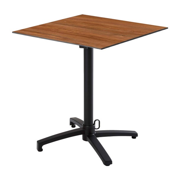 Quadratischer Bistrotisch mit Tischplatte in Holzoptik und schwarzem Metallfußkreuz.