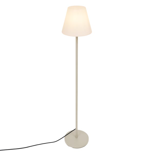Moderne Stehleuchte mit schlankem Standrohr, rundem Fuß und konischem Lampenschirm.