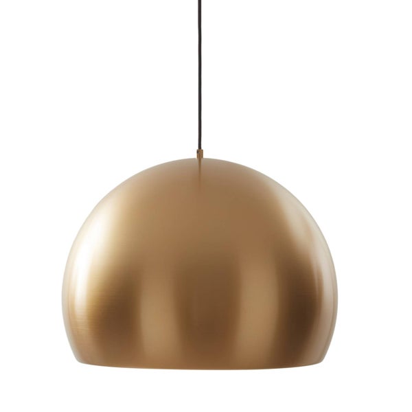 Detailansicht einer Pendelleuchte aus Messing mit einem schwarzen Textilkabel und einer zylindrischen Kabelzugentlastung.