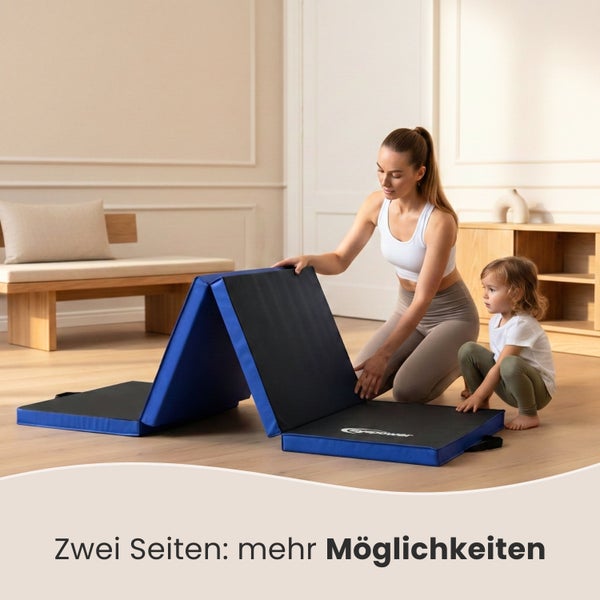 Frau und Kind auf einer blauen und schwarzen Klappmatratze für Sport und Gymnastik