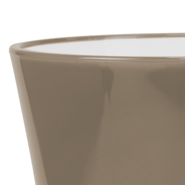 Detailansicht eines glänzenden Pflanztopfs aus Keramik mit glatter Oberfläche und abgerundetem Rand.