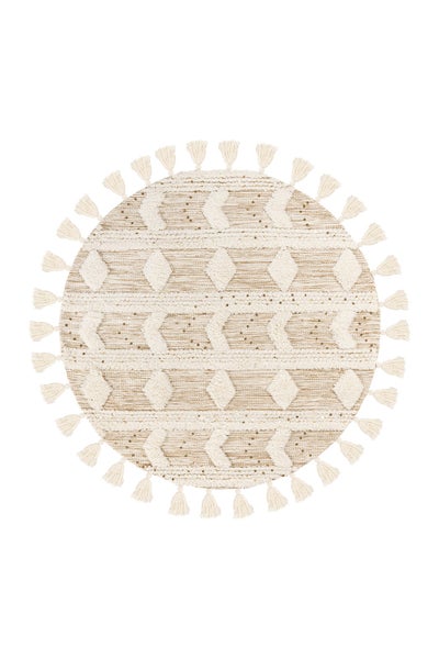 Runder gewebter Teppich in Beige mit Rauten- und Pfeilmuster sowie Fransen am Rand.