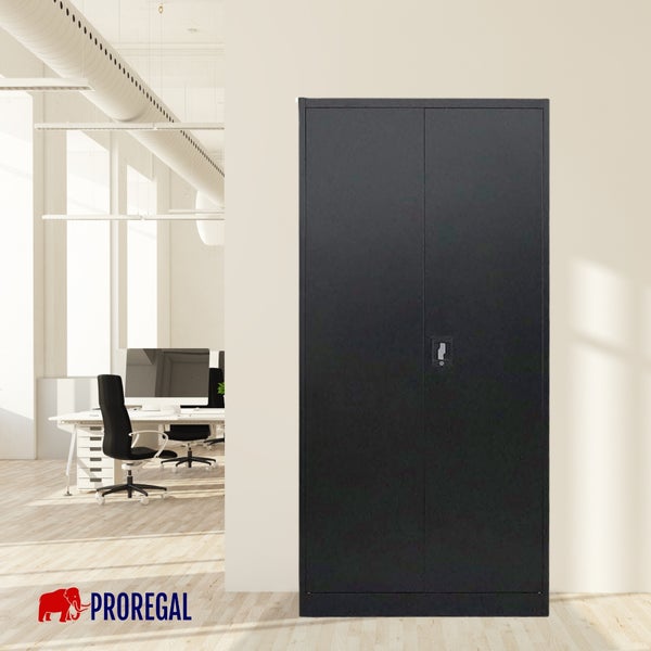 Hoher, zweitüriger Metallschrank in Schwarz mit abschließbarem Griff in einem hellen, organisierten Büro. Proregal Logo.