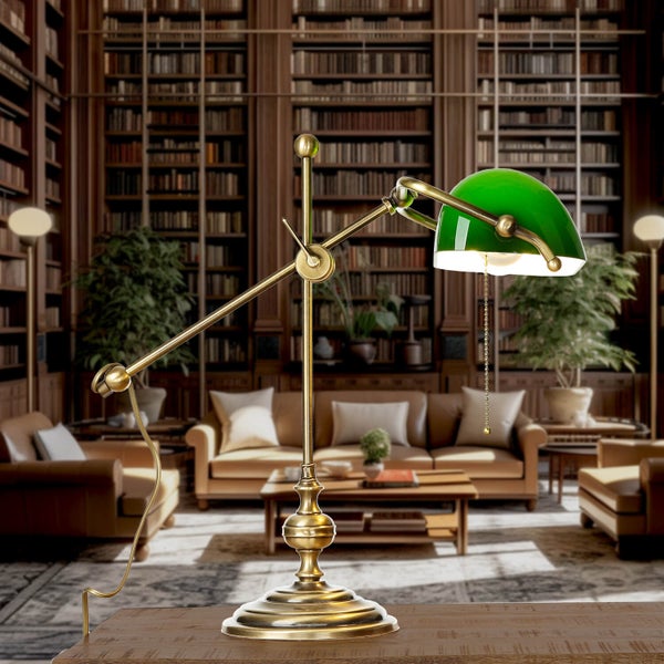 Szene einer Bibliothek mit Schreibtischlampe im Banker-Stil auf einem Tisch