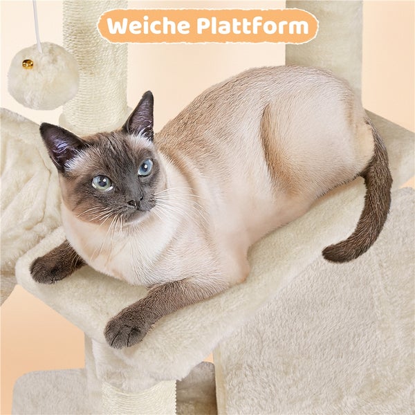 Katze liegt auf einer weichen Plattform eines Katzenkratzbaums