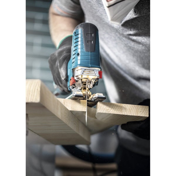 Akkustichsäge im Einsatz beim Holzzuschnitt