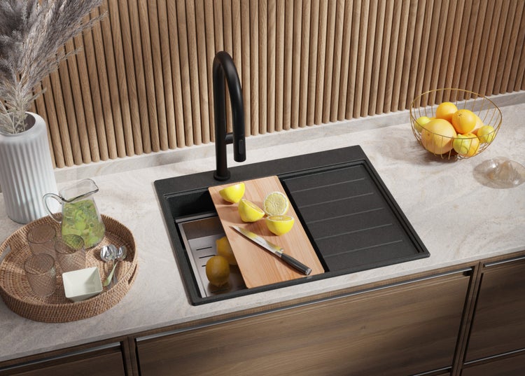 Küchenspüle mit Armatur, Schneidebrett und Zubehör auf einer Küchentheke
