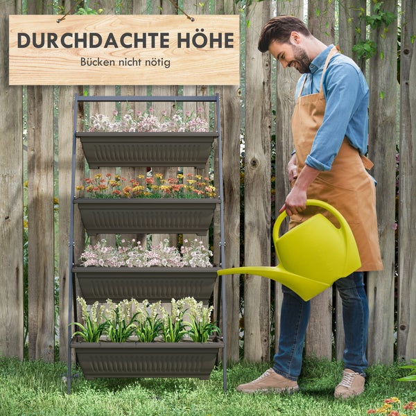 Vertikaler Garten mit vier Pflanzkästen in rückenschonender Arbeitshöhe, bewässert von einem Mann in einer hellen Gartenumgebung.