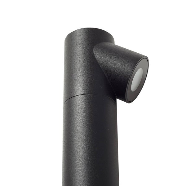 Zylindrische Außenleuchte in Schwarz aus Metall mit matter Oberfläche und einem schräg angesetzten Lichtkopf.