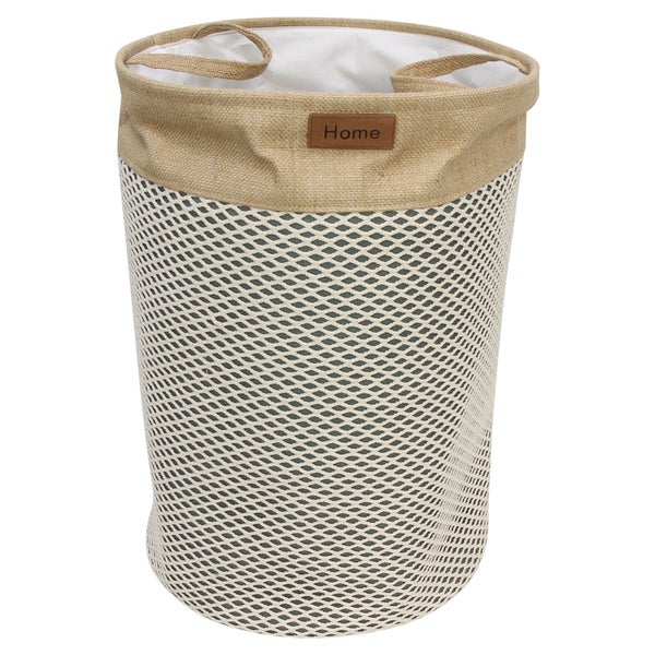 Wäschekorb aus weißem Netzgewebe mit beigem Jutestoff-Rand, zwei Tragegriffen und einem Home-Aufnäher.