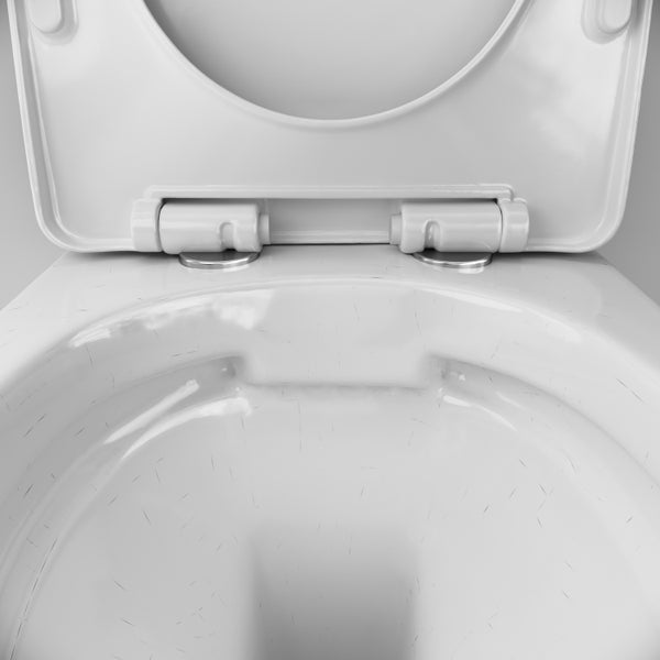 Nahaufnahme eines randlosen WC-Beckens aus weißer Keramik.