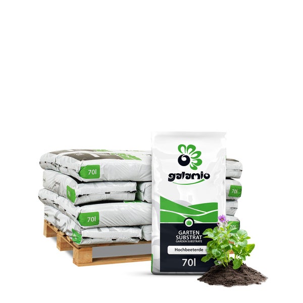Galamio Gartensubstrat Hochbeeterde 70 Liter auf Palette mit einer Pflanze in Erde.