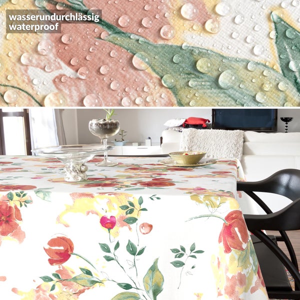 Wasserundurchlässige Tischdecke mit Blumenmuster, Nahaufnahme von Wassertropfen auf dem Stoff und die Decke in einem hellen Wohnzimmer.