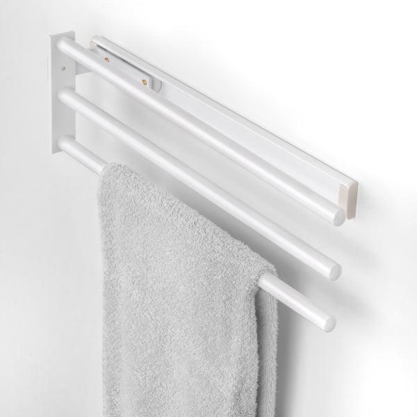 Weißer Handtuchhalter zur Wandmontage mit drei schwenkbaren Armen und einem grauen Handtuch.