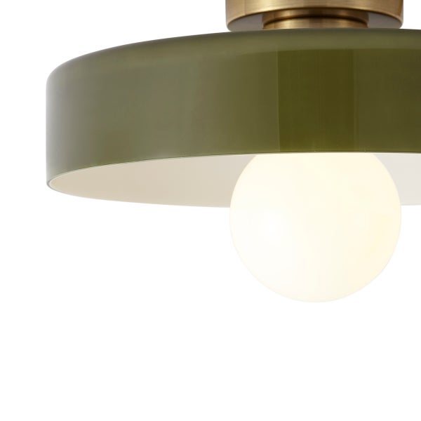 Moderne Deckenleuchte mit flachem Schirm und einer kugelförmigen LED Leuchtmittel in Messing Optik.