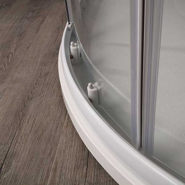 Detailaufnahme einer Duschkabine mit Schiebetür und weißen Rollenführungen.