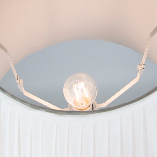 Innenansicht einer Lampe mit Glühbirne und Lampenschirm