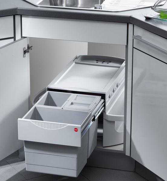 Abfalltrennsystem in einem Küchenschrank mit mehreren Behältern