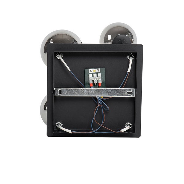 Rückansicht einer Wandleuchte mit vier Leuchtmitteln, Anschlussklemmen und Montagevorrichtung