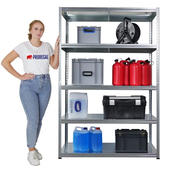 Stahlregal mit mehreren Ablagen, gefüllt mit Werkzeugkisten und Kanistern.