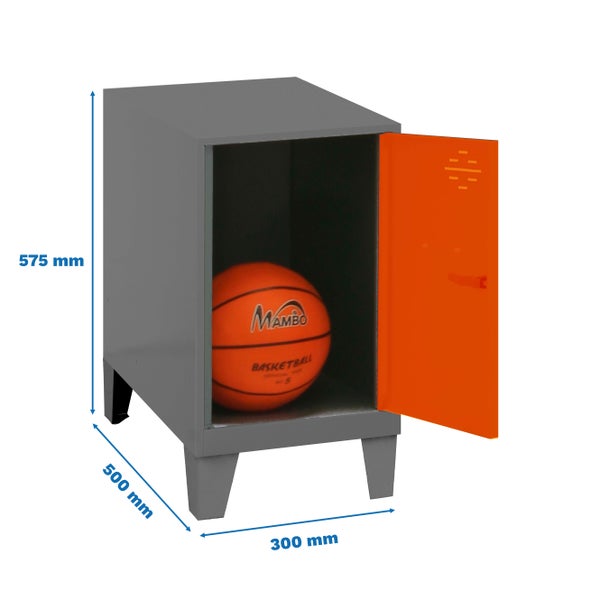Grauer Spind mit offener orangefarbener Tür und Basketball darin, Maße: 575 x 500 x 300 mm