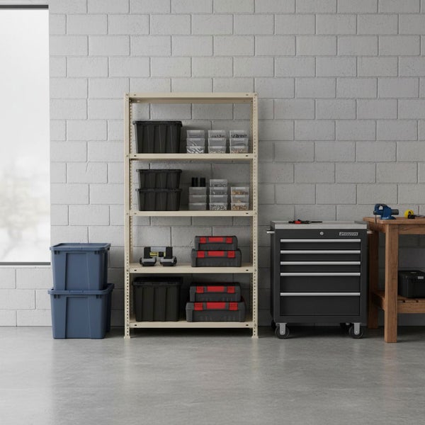 Organisierte Werkstatt mit beigem Metallregal, Aufbewahrungsboxen, schwarzem Werkzeugwagen und einer Werkbank vor einer grauen Ziegelwand.