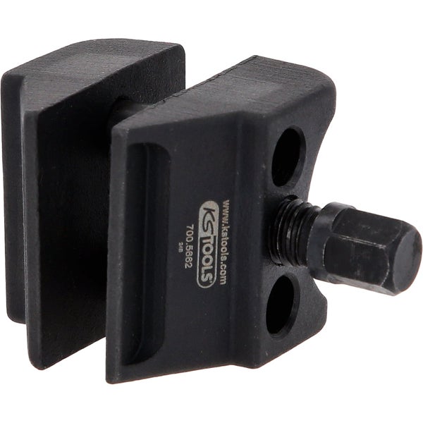 Person befestigt Werkstück mit Schraubzwinge