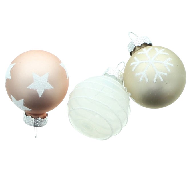 Drei verschiedene Weihnachtskugeln mit Sternenmuster, Rillenmuster und Schneeflockenmotiv als Christbaumschmuck.