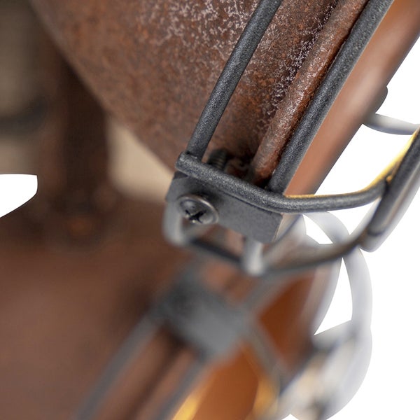 Detailaufnahme einer dekorativen Lampe im Industrie-Stil mit Metallelementen