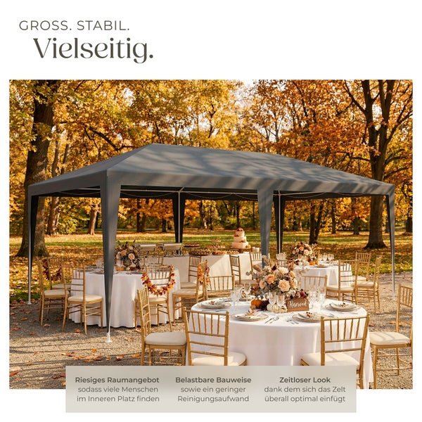Großes Partyzelt für Gartenveranstaltungen in einer herbstlichen Parklandschaft mit festlich gedeckten Tischen und Stühlen.