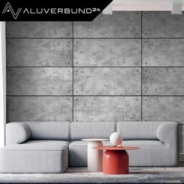 Wohnzimmer mit Wandpaneelen in Betonoptik und grauem Sofa