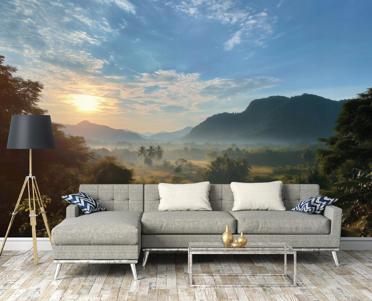 Wohnzimmer mit grauer Couch, Couchtisch und Fototapete mit Landschaftsmotiv