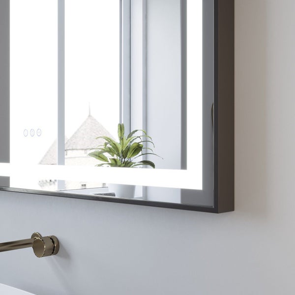Rechteckiger Badezimmerspiegel mit integrierter LED Beleuchtung und Touch Steuerung an der Wand montiert
