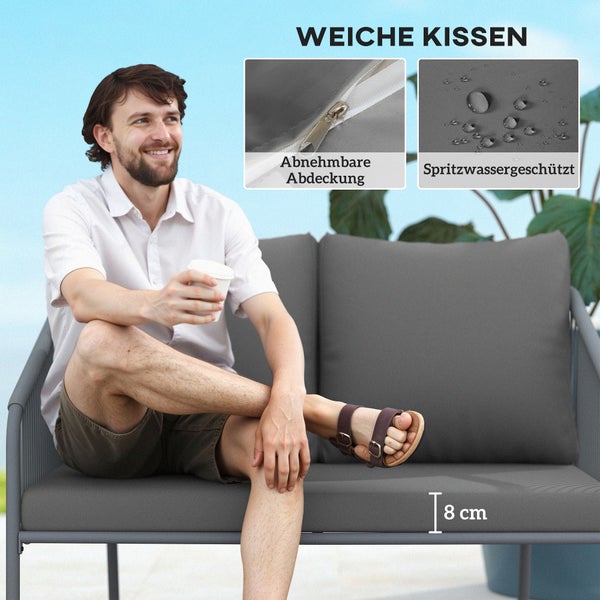 Mann auf grauem Gartensofa mit weichen Kissen, abnehmbarem Bezug mit Reißverschluss, spritzwassergeschütztem Stoff und 8 Zentimeter Polsterdicke.