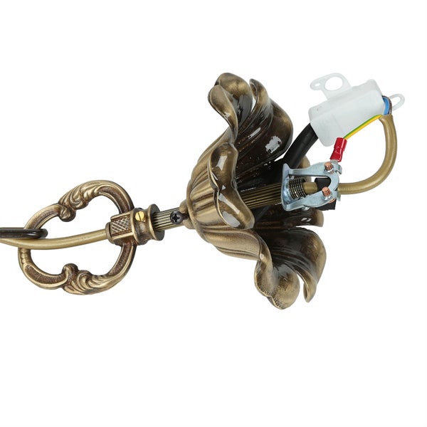 Detailansicht einer Deckenleuchte mit dekorativem Ornament