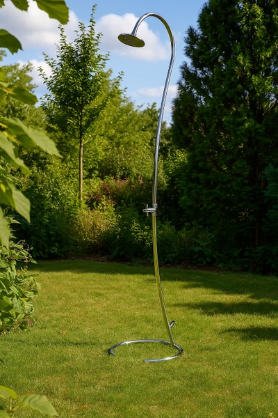 Moderne Gartendusche aus Edelstahl mit geschwungenem Rohr und rundem Duschkopf auf einer Rasenfläche im Garten.