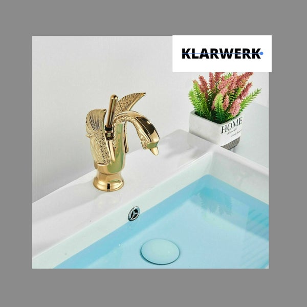 Klarwerk Waschtischarmatur in Schwanenform mit Einhebelmischer auf einem weißen Waschbecken mit Blumendekoration