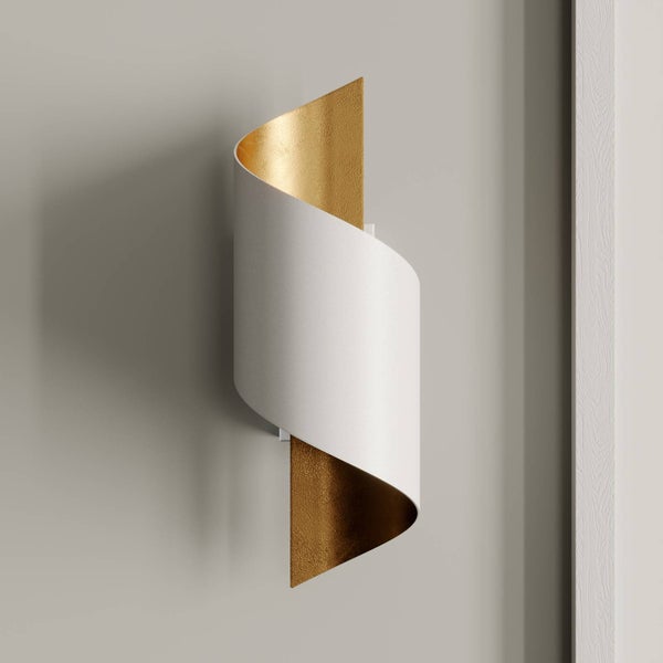 Moderne Wandleuchte aus Metall in geschwungener Form mit weißer Außenseite und goldfarbener Innenseite.