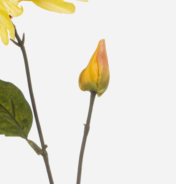 Künstliche Blütenknospe in Gelb und Orange an einem grünen Stiel mit grünem Blatt