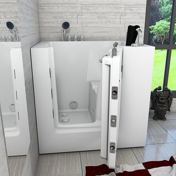 Begehbare Badewanne mit offener Tür in einem hellen Badezimmer