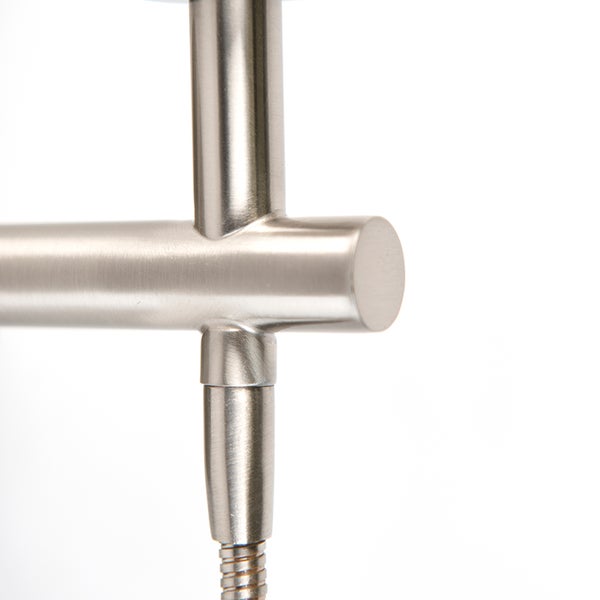 Detailaufnahme einer T-Verbindung aus gebürstetem Metall mit Anschluss für einen flexiblen Schlauch.