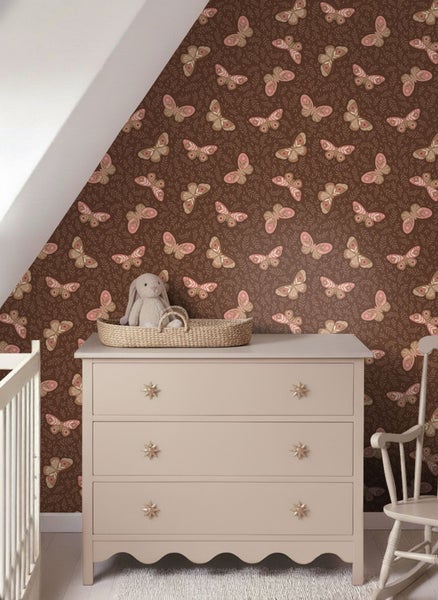 Kinderzimmer mit Tapete mit Schmetterlingsmuster, Kommode und Stuhl