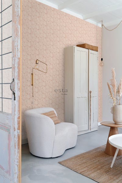 Wohnzimmer mit Sessel, Schrank und Tapete mit Blattmuster