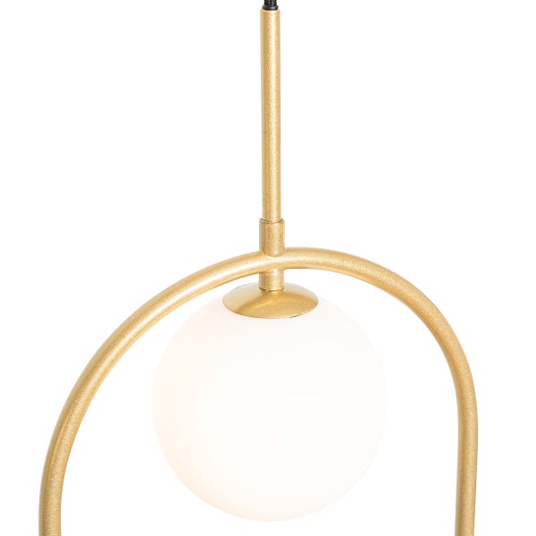 Goldfarbene Hängelampe mit kugelförmigem Lampenschirm