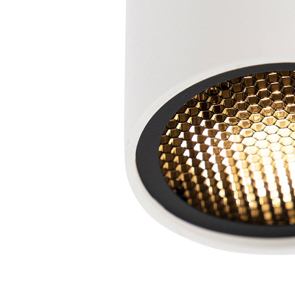 Nahaufnahme einer Deckenleuchte mit Wabenstruktur