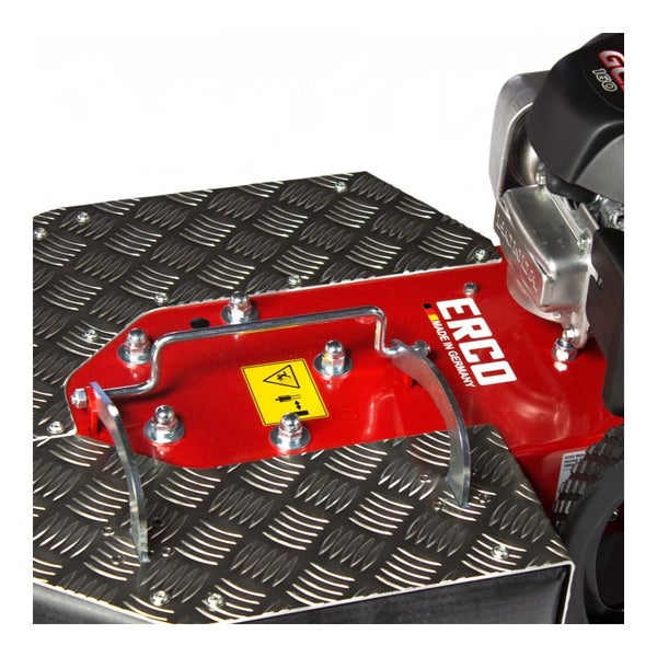 Detailansicht eines Motorgeräts mit Gefahrensymbol für Quetschgefahr