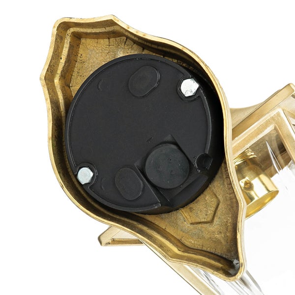 Detailansicht einer Wandleuchte mit runder, schwarzer Abdeckung und Schrauben