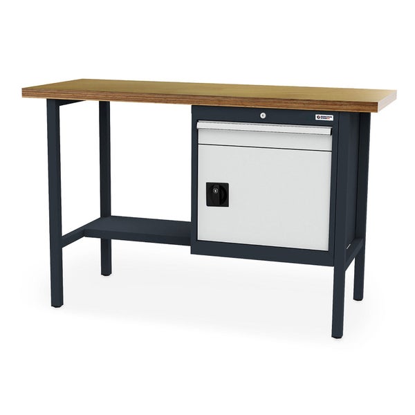 Werkbank mit massiver Holzarbeitsplatte, dunklem Metallgestell und abschließbarem Schrankelement mit einer Schublade und einer Tür.