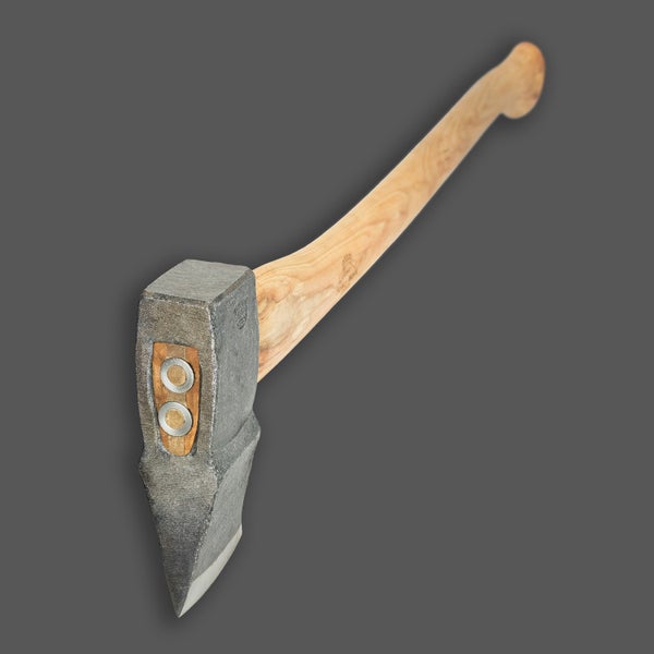 Spaltaxt mit Metallkopf und langem Holzstiel zum Holzspalten
